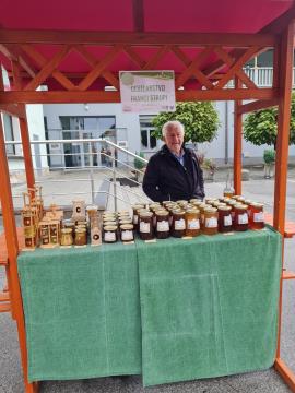Čebelarstvo Francija Strupija iz Spodnjega Brnika  je obiskovalce razveseljevalo z medom in medenimi izdelki